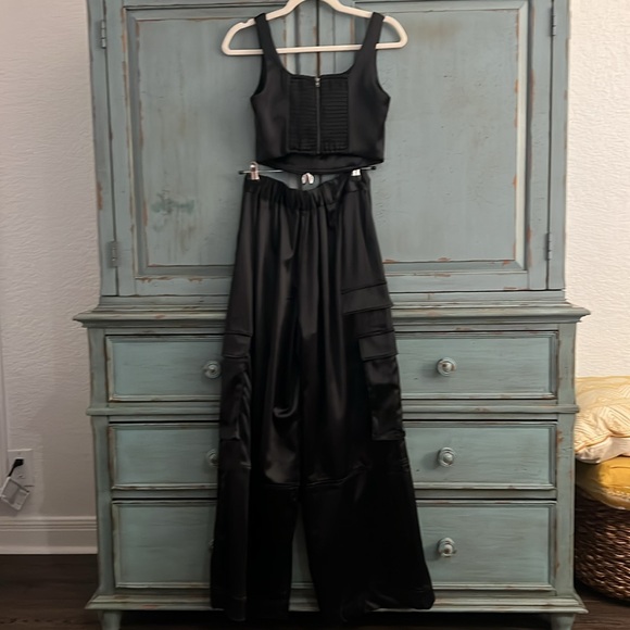 House of Harlow stretch satin crop top & cargo set. Size S. Perfect condition - Picture 5 of 8